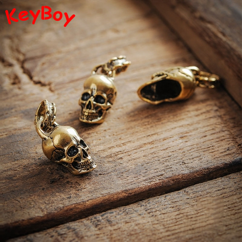 Gothic Skull Ring - Brelok w stylu vintage punk z