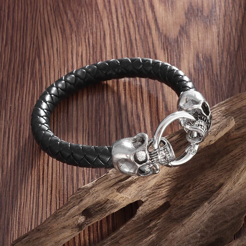 Gotycka podwójna czaszka czarn – Gothic Skull Ring recenzja i cena