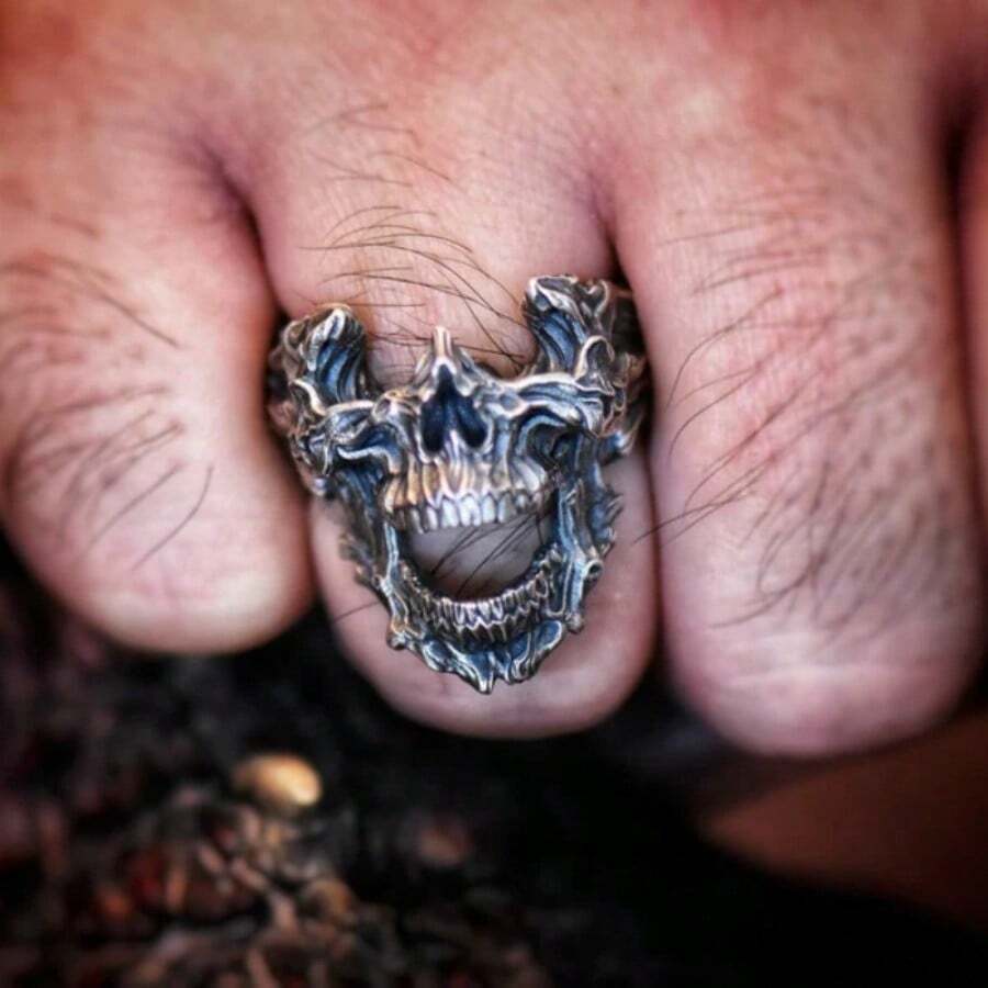 Pierścień w stylu vintage goty – Gothic Skull Ring recenzja i cena